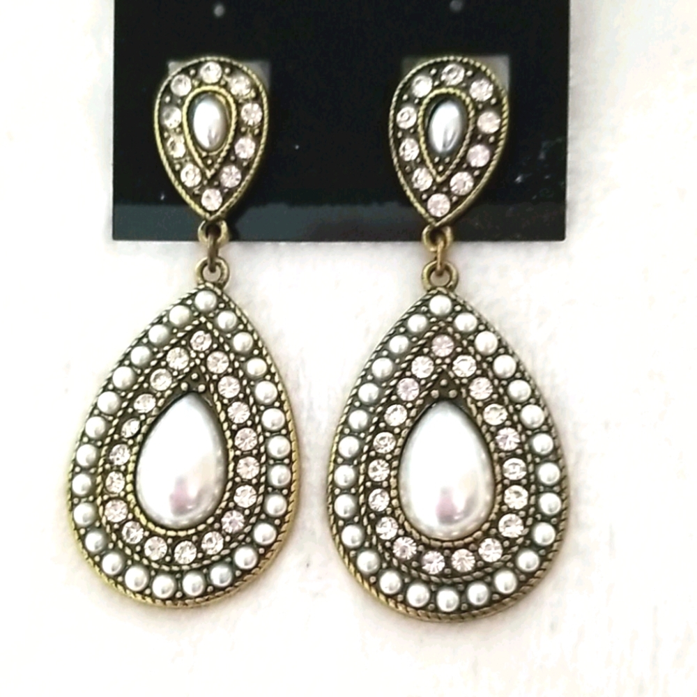 Woman's Fashion Earrings - Picture 1 of 4